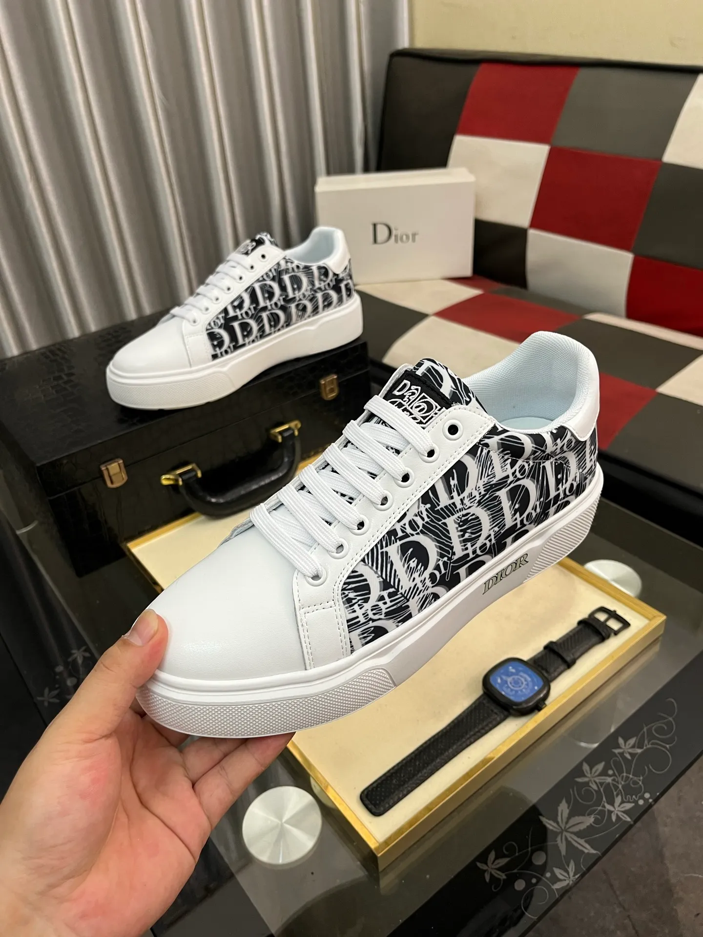 Men's shoes 💰440⌚️⌚️Dior's new 🆕low-cut casual sneakers, made of breathable mesh, with brand signature details on the shoe collar to enhance style. Fashionable and versatile, it can complement any look. With a sophisticated design that is both dynamic and modern, this new must-have shoe adds a new dimension to Dior's legacy, displaying modern elegance. Men's shoes 38-44 2️⃣ colors available